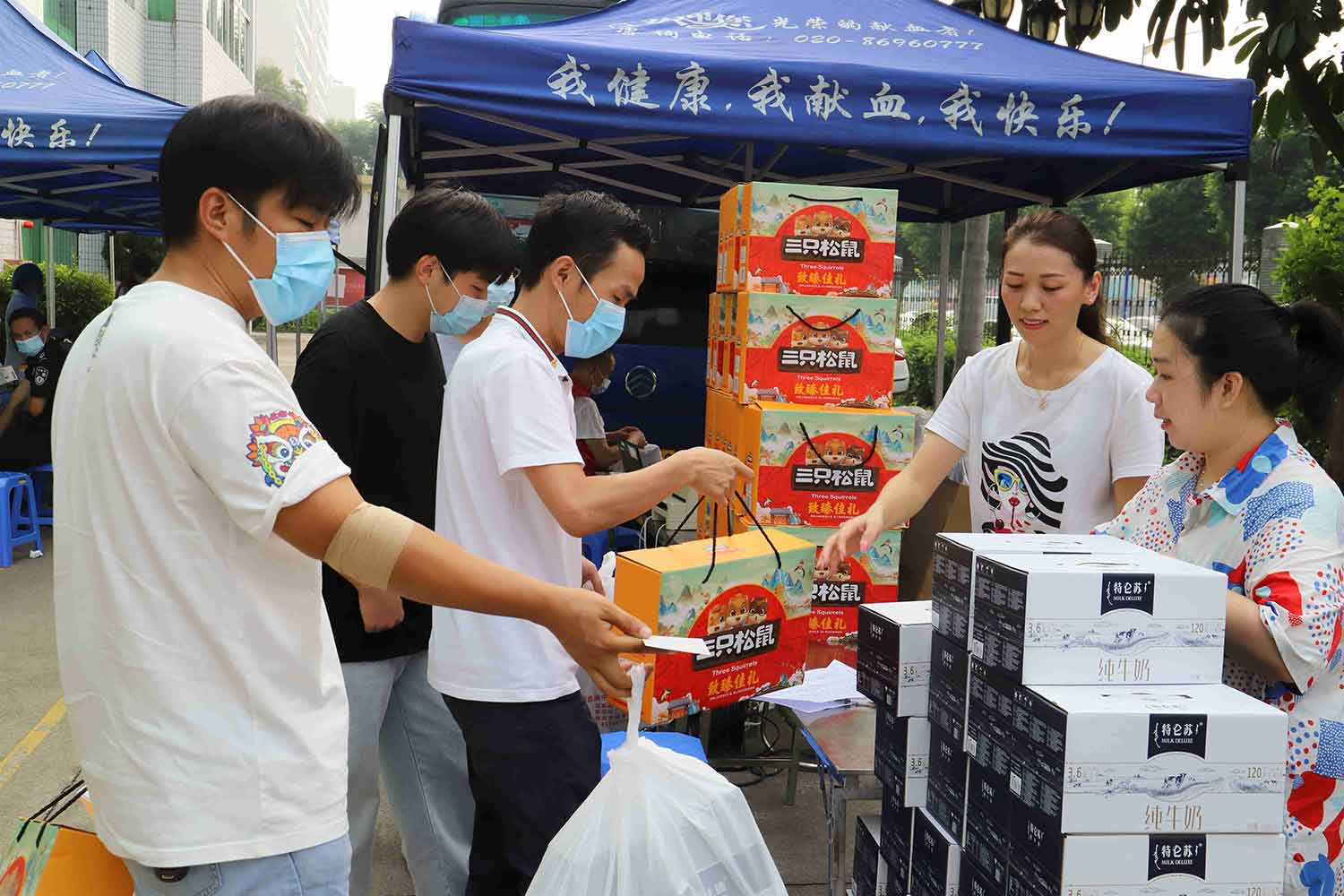 中秋獻(xiàn)愛心，讓愛傳遞